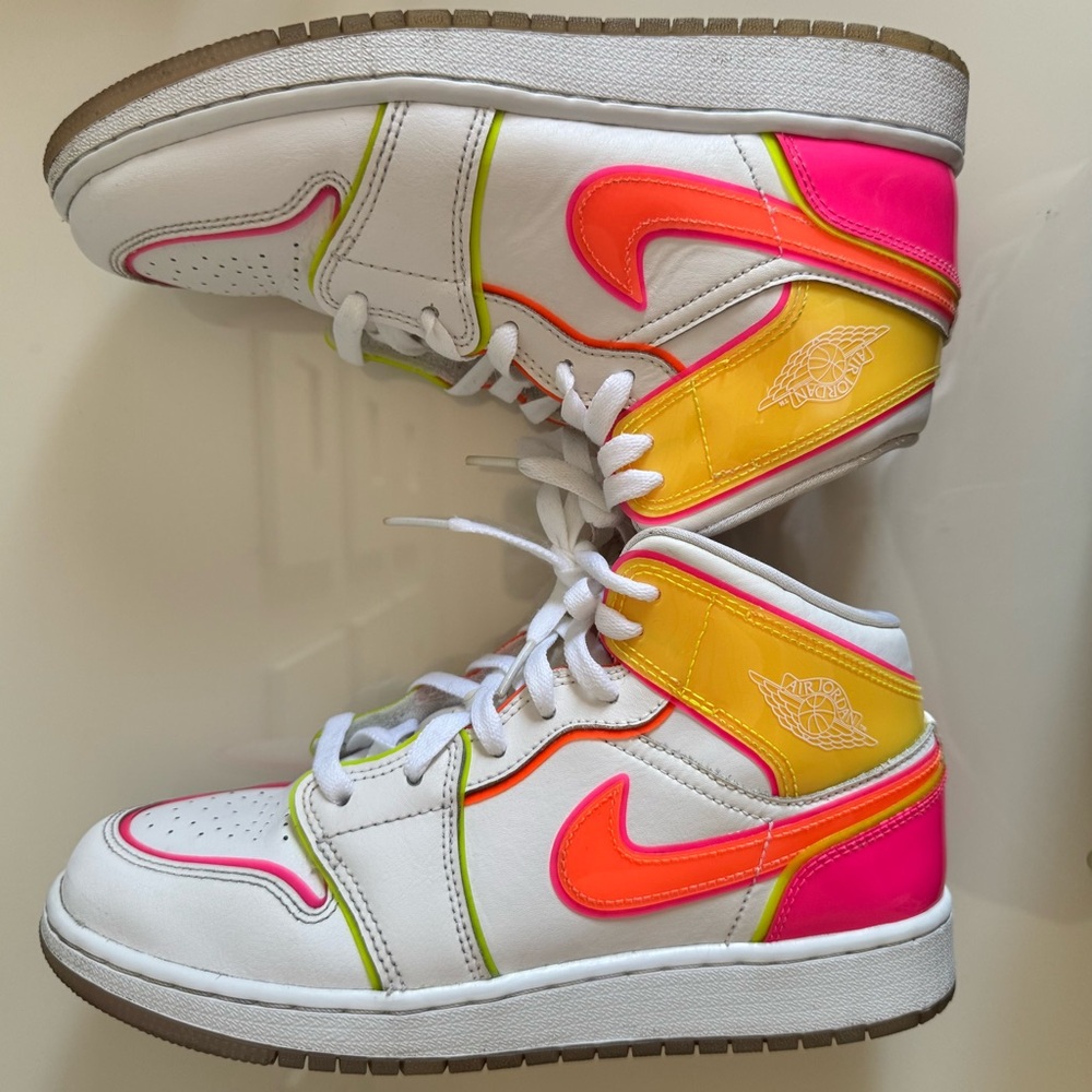 Air Jordan 1 Mid SE GS ‘Edge Glow’ - Picture 7 of 9